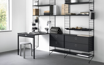 String_system-Svarta-hyllor-vardagsrum-hemmakontor-skrivbord_Liggande-1