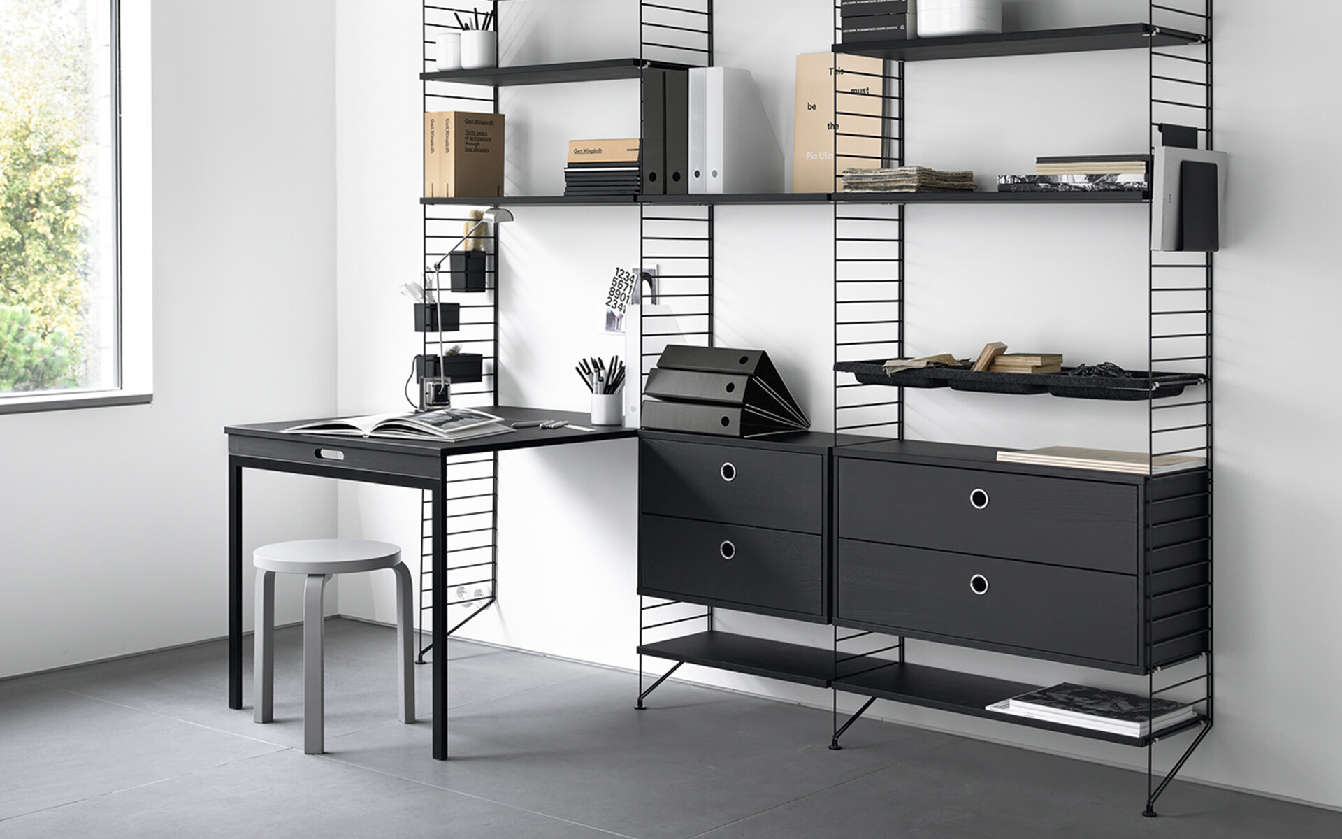String_system-Svarta-hyllor-vardagsrum-hemmakontor-skrivbord_Liggande-1.jpg String_system-Svarta-hyllor-vardagsrum-hemmakontor-skrivbord_Liggande-1