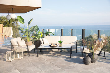 Brafab-Lyra-Soffa-2S-Fatolj-Soffbord-Miljo