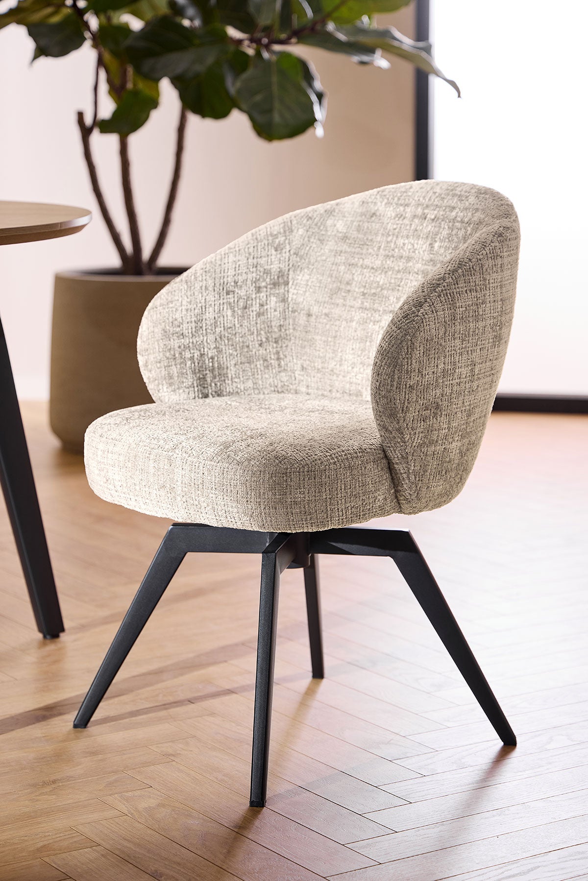 Actona-Darlene-Arm-Chair-Juto-Beige-4-Swivel-Lifestyle