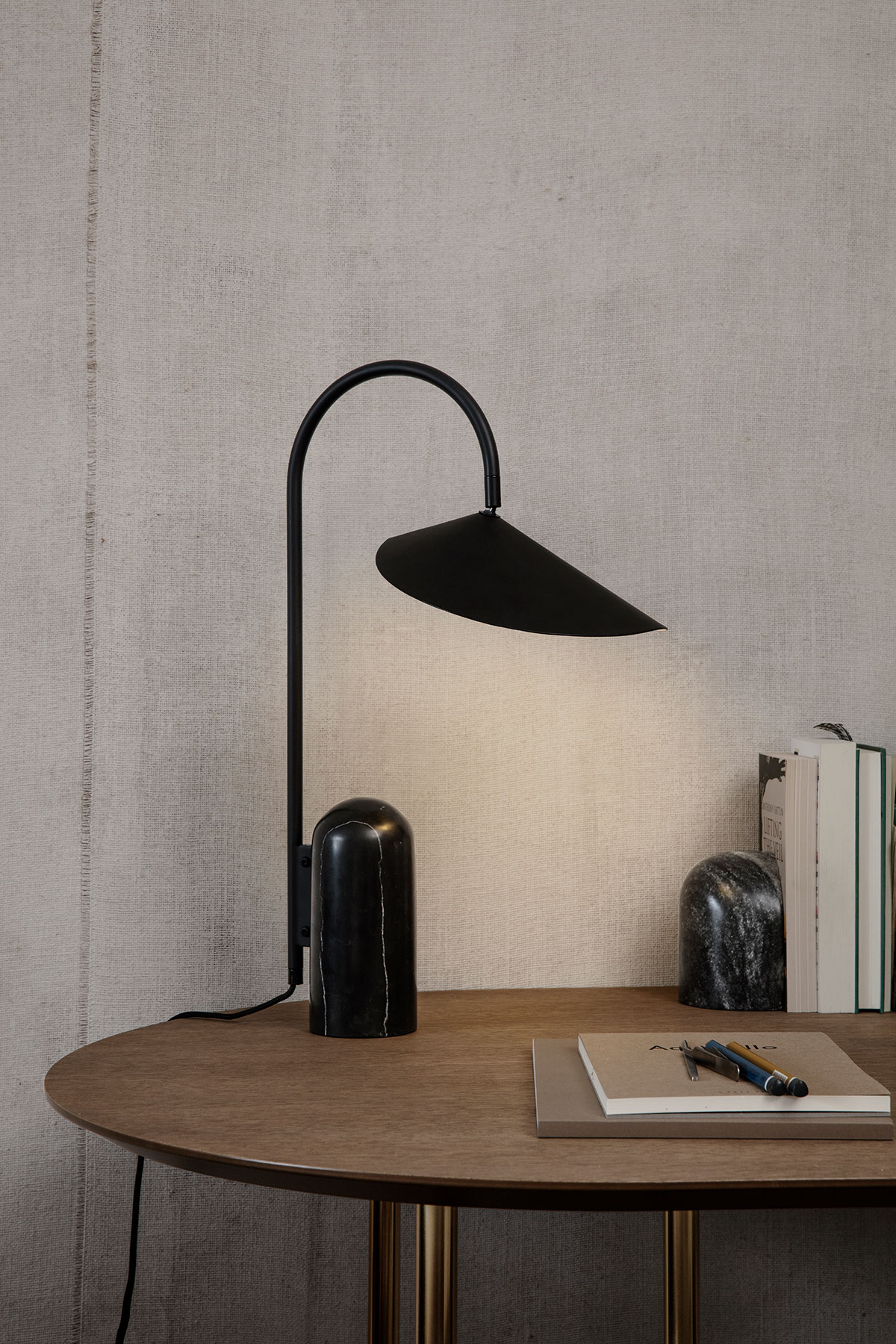 Ferm-Living-Arum-Bordslampa-Black-Miljo_1.jpg Ferm-Living-Arum-Bordslampa-Black-Miljo_1