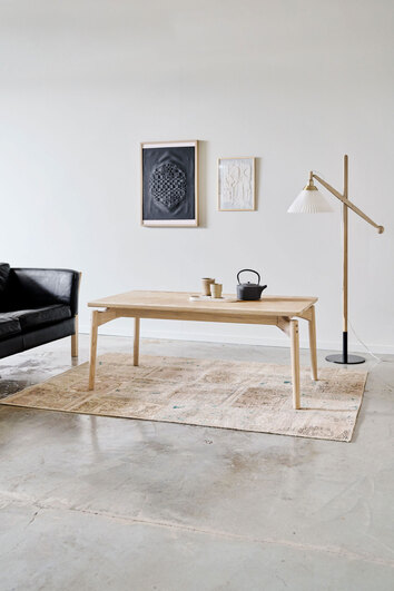 Aeris-Soffbord-130x70-CM-Ljus-Ek-Fiskben-Detalj-Miljo