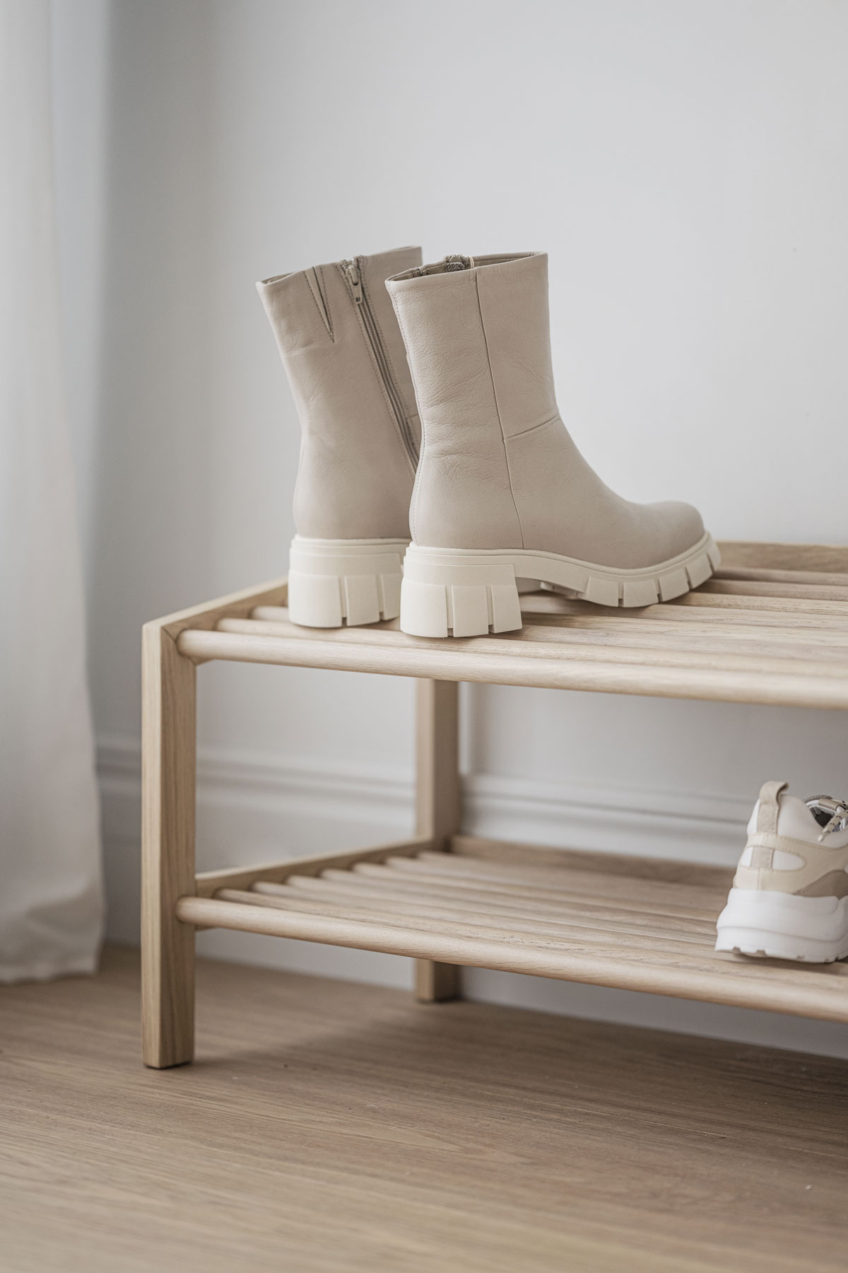 Hillmond-Skohylla-Vitpigm.Ek-Miljo.jpg Hillmond-Skohylla-Vitpigm.Ek-Miljo.jpg