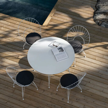 Desirée-Bord-110x110-CM-Med-Desirée-Stol-Miljöbild