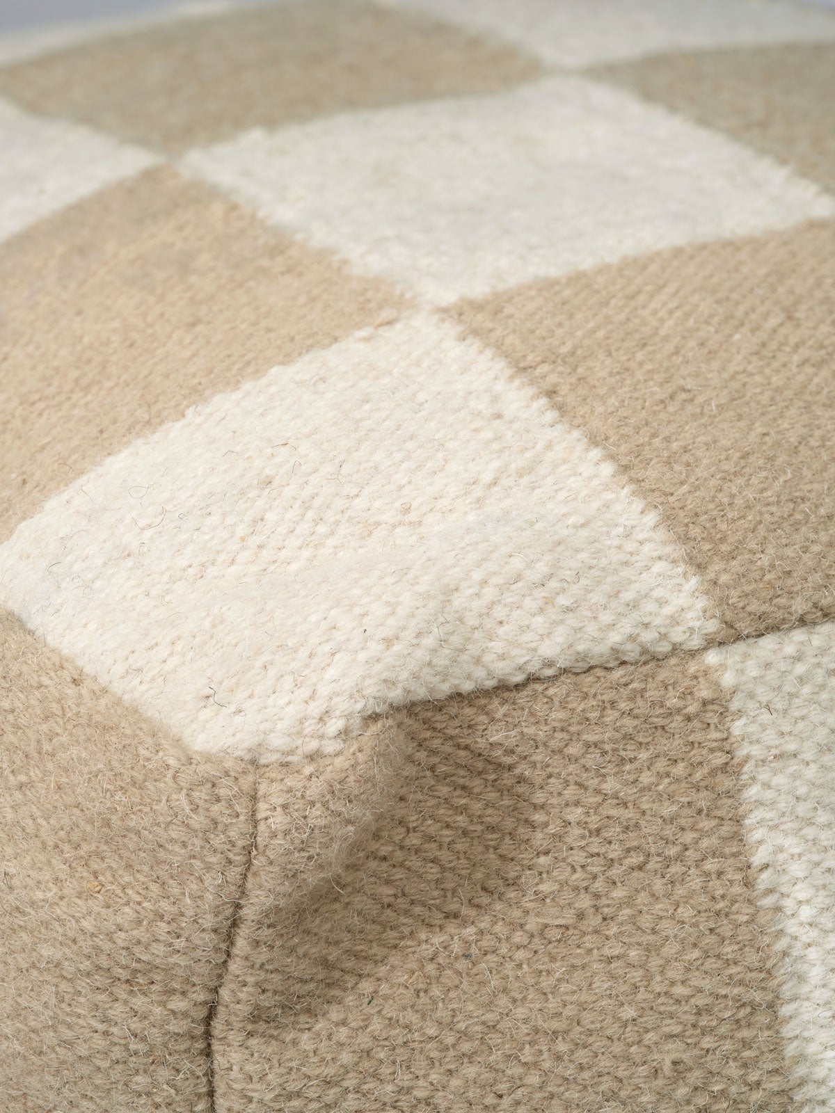 Square-puff-classic-collection-PO50SQNA-vit-natur-detalj