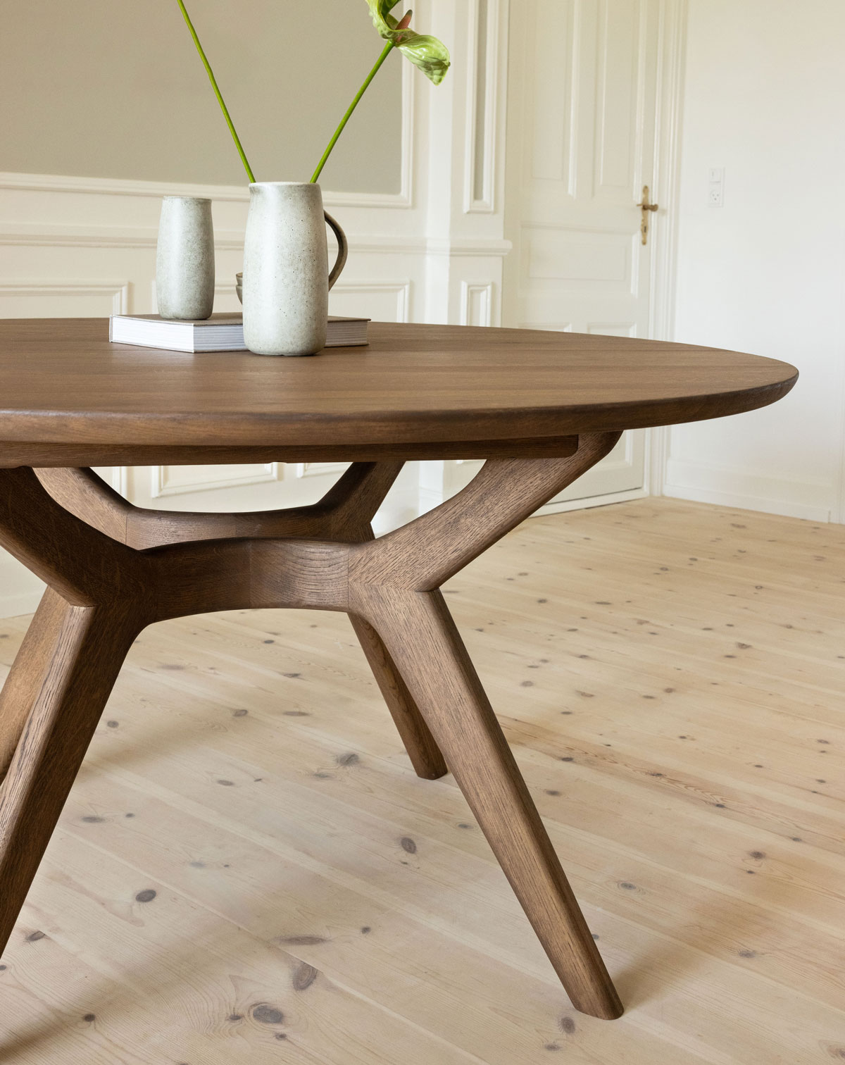 Amelia-Matbord-Runt-Ek-C20-Miljo_2.jpg Amelia-Matbord-Runt-Ek-C20-Miljo_2