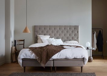 Family-Stallbar-sang-tyg-ECO-Beige-Djupknappad-gavel