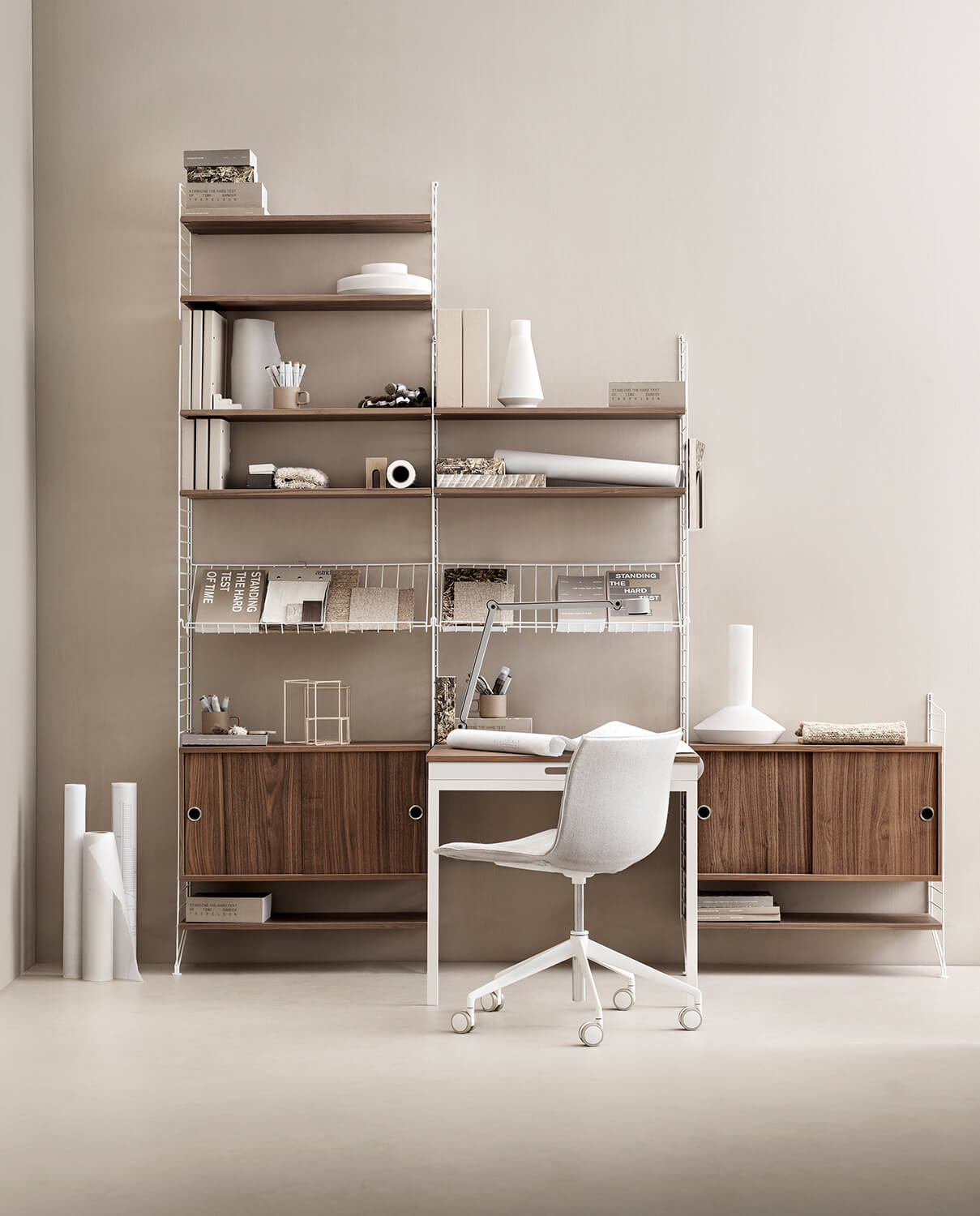 String system i valnød med hvide ender.