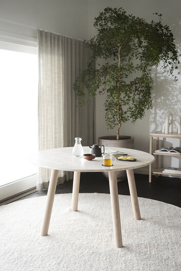 Taransay-Matbord-Travertin-Vitpigm-Ek-Miljo