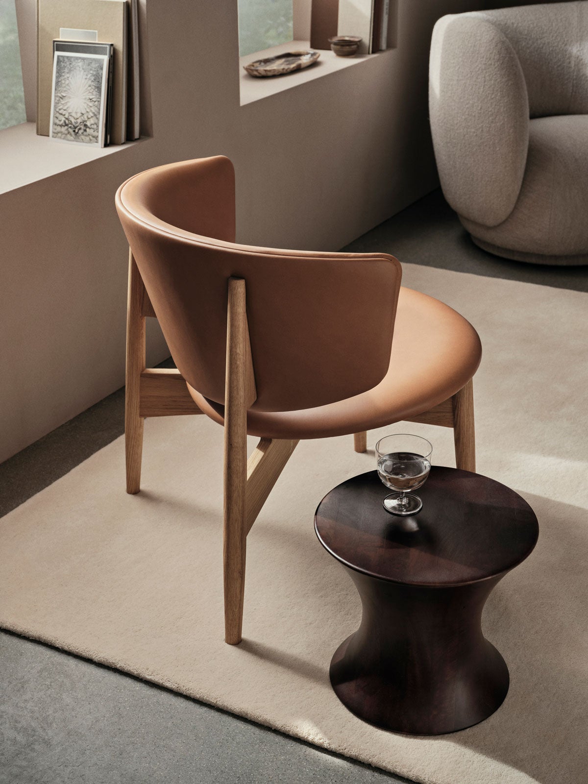 Herman-Lounge-Chair-Envy-Cognac-Natural-Oak-Lifestyle