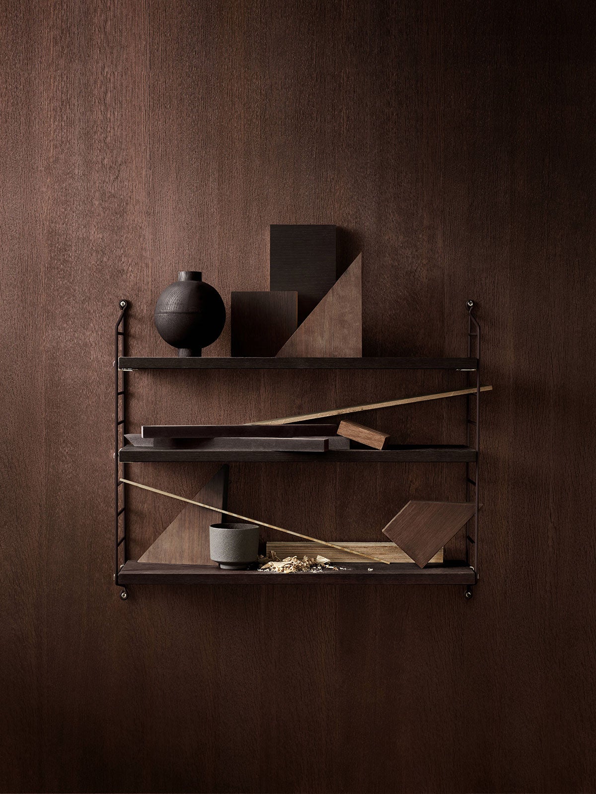 String-String-Pocket-50x60-Dark-Brown-Lifestyle