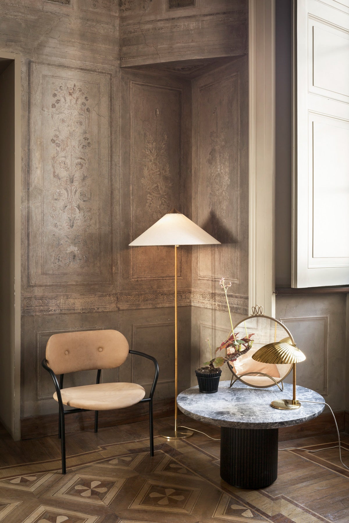 MoonCoffeeTable_MategotFlowerPot_RandaccioWallMirror_5321TableLamp