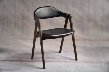 Titan-Stol-Rökt-Ek-Black-93-Miljöbild-1