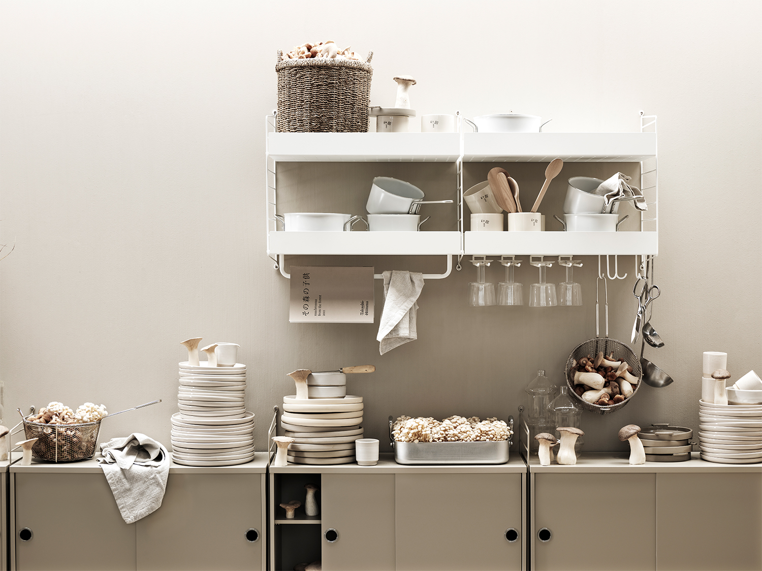 Stringhylla i kombination för kök. Vita stringhyllor med tillbehör för köket och beige String skåp med skjutdörrar för köket.