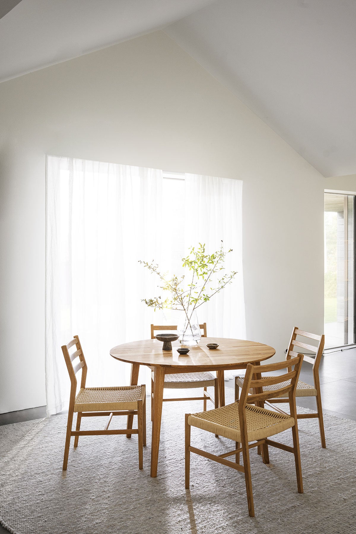 Filippa-Matbord-D120-Ek-Miljo