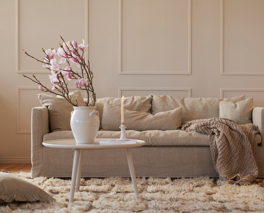 Sits-brand-small.jpg Sits Lill sofa 3-personers i sandfarvet beige aftageligt LCV-betræk med puder og plaid i stuen.