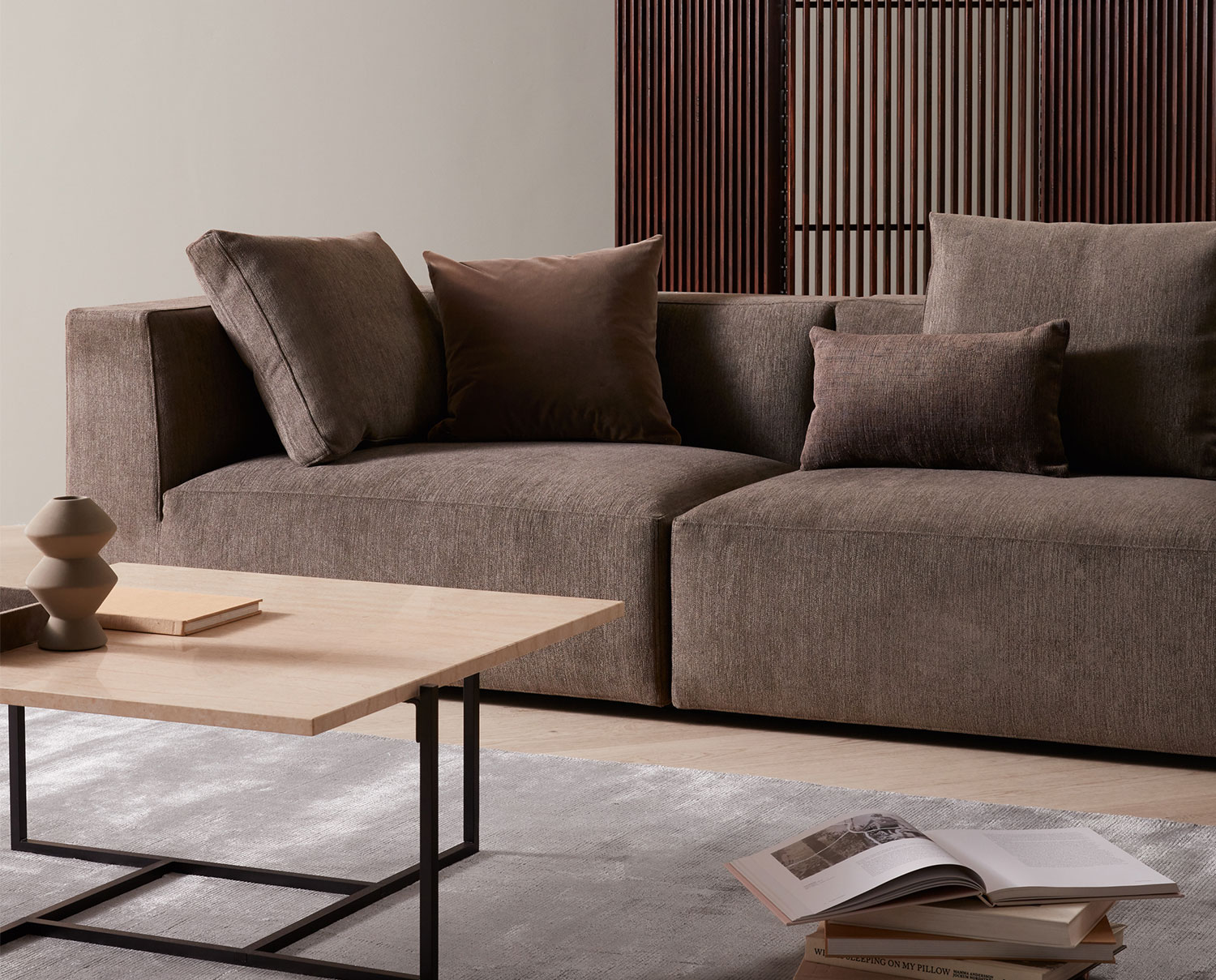 Juul-101-sofa-240x97-cm-Pan-31-and-012-table-112-carpet-ENVIR-2248,-miljobild