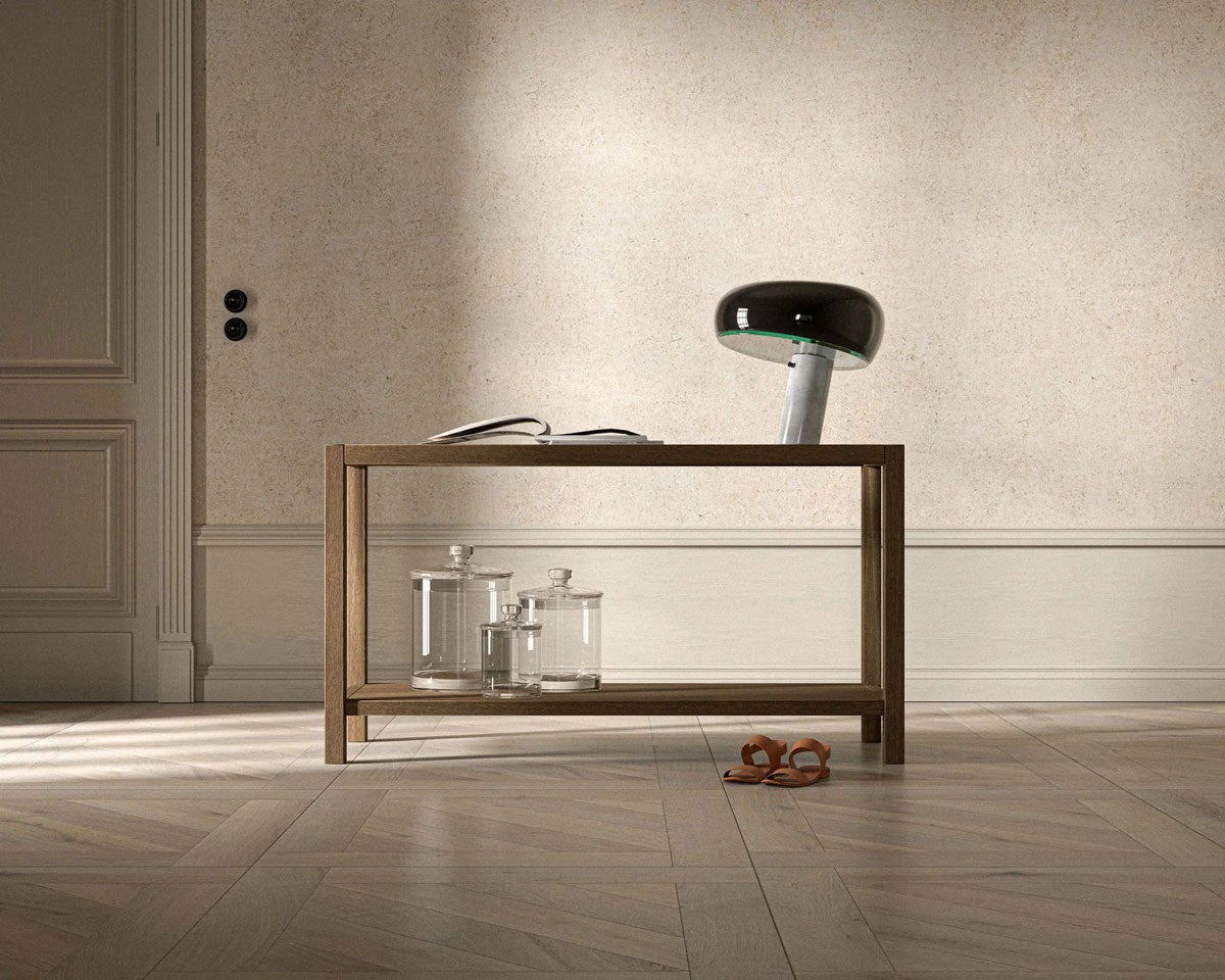 2000 Plus Konsolbord med glasvaser, en opslået bog og en bordlampe