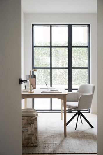 Gladstone-Karmstol-Ljusbeige-Miljo