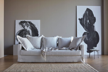 Pascala-Bäddsoffa-Tyg-574-Vivus-Dusty-White-Miljöbild-02