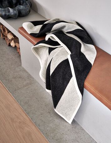 Pappelina-Bob-Filt-Black-Miljo