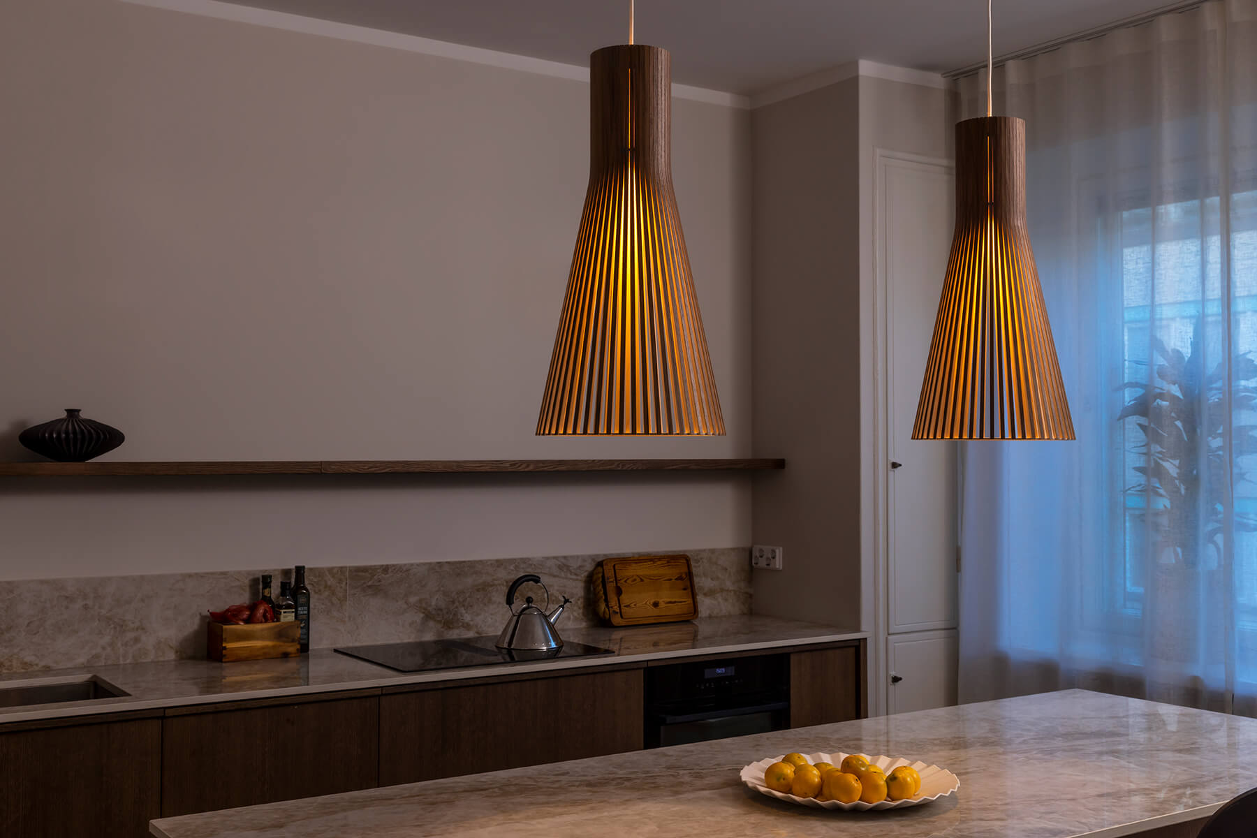 SectoDesign-Secto-4200-taklampa-valnot.jpg SectoDesign-Secto-4200-taklampa-valnot