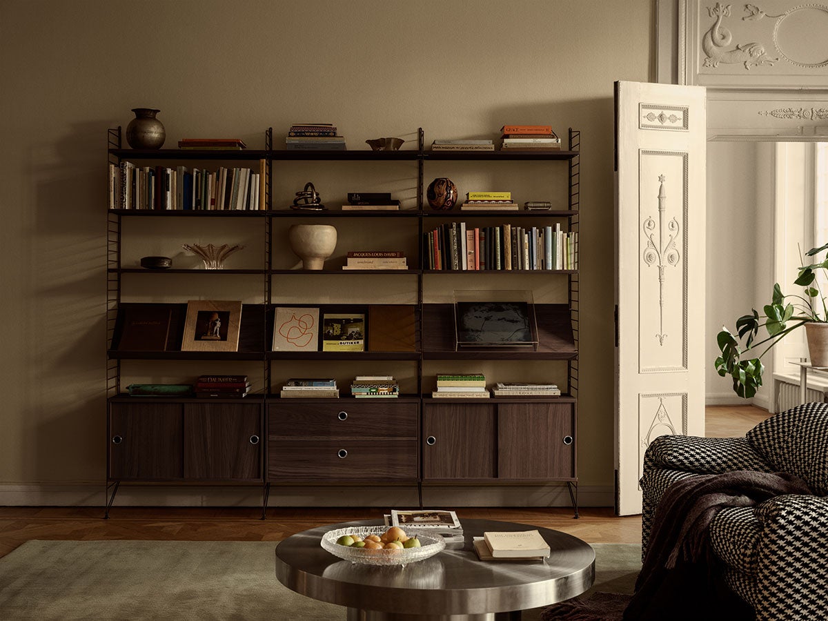 String System med moduler i mørk eg og mørkebrune gulvgavle i stue