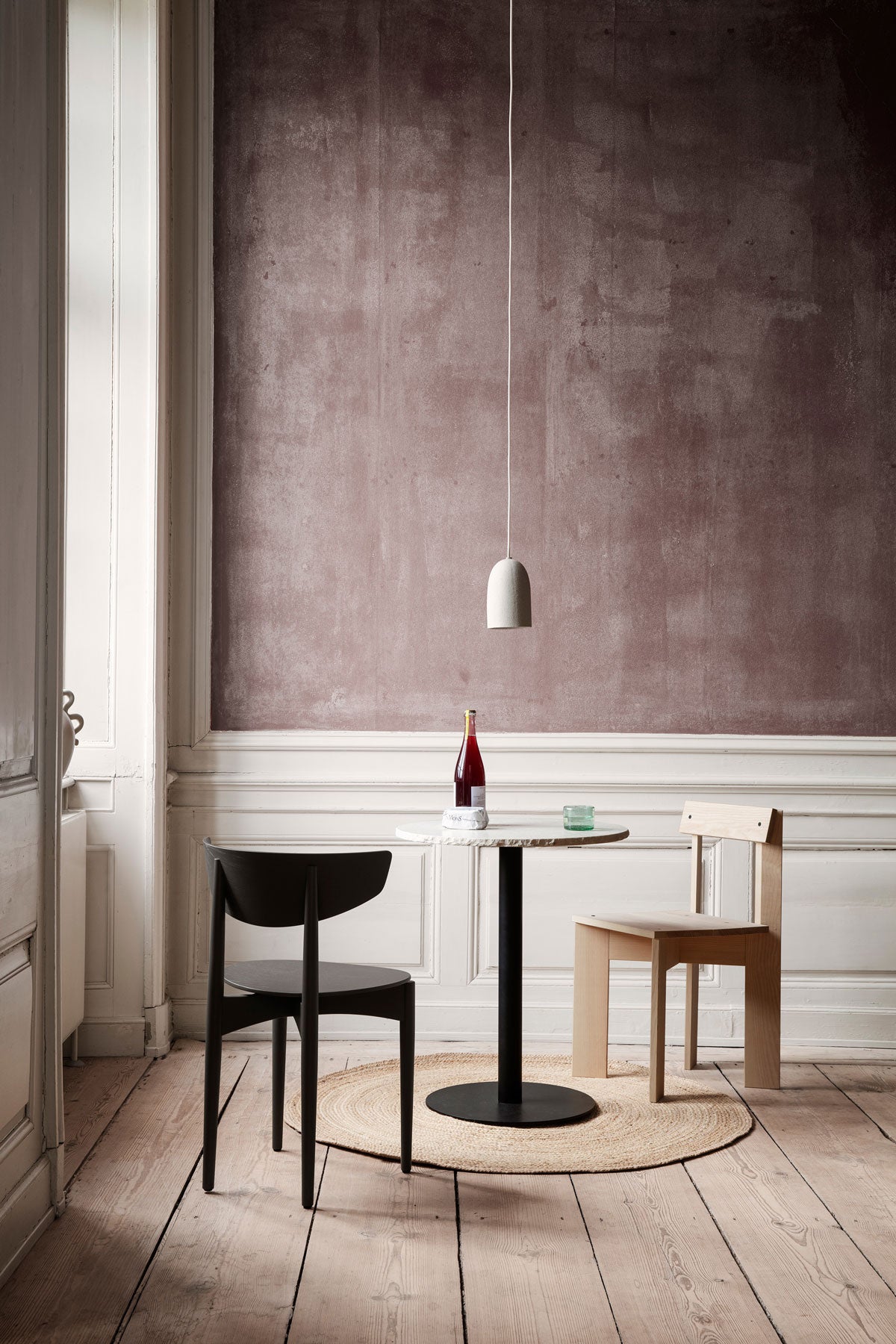 Ferm-Living-Mineral-Cafe-Table-Bianco-Curia-Black-Lifestyle