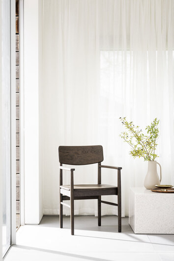 123025_b_mb_e_MAIDSTONE_chair_in_solid_brown_oak_02