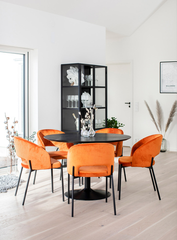 Miles-svart-med-Gap-Orange-tyg-miljo-liten-Indy-Vitrin-webrez