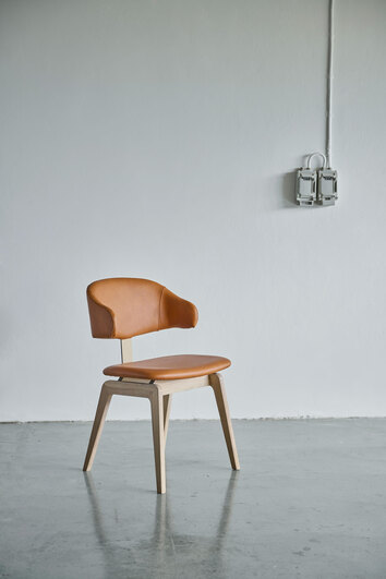 Maior-Stol-Ljus-Ek-Cognac-91-Miljöbild_02