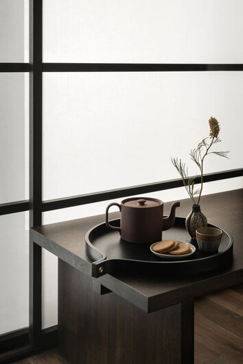 Comma-Bricka-Svartbetsad-Ask-Miljöbild-1