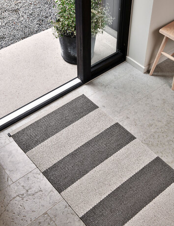 Pappelina-Bob-Gangmatta-Linen-Charcoal-Miljo_1