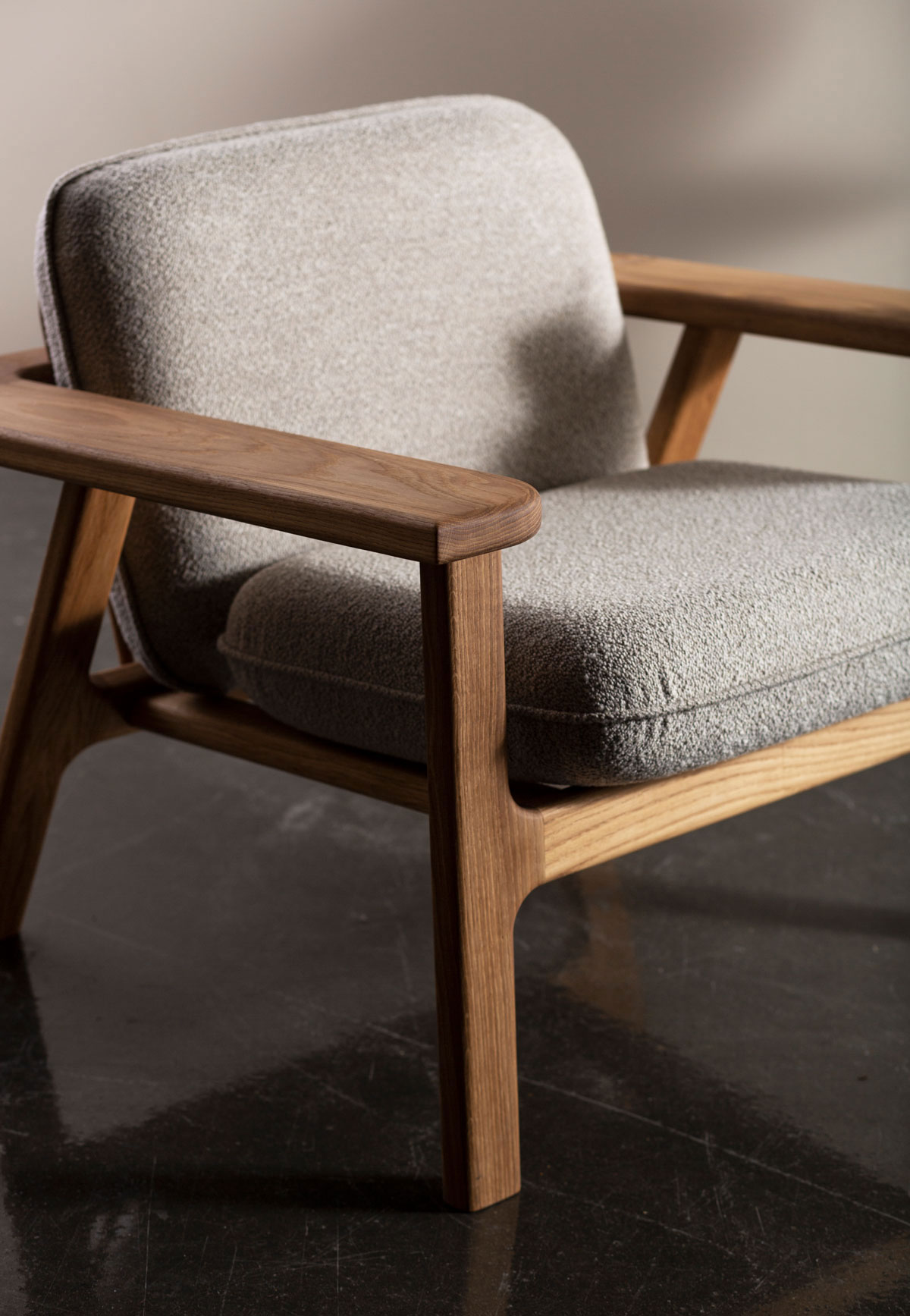 Comb-Lounge-Fåtölj-Naturoljad-Ek-C4-Miljöbild_02.jpg Comb-Lounge-Fåtölj-Naturoljad-Ek-C4-Miljöbild_02