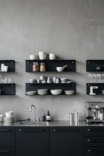 Vipp-922-vagghylla-svart-large-miljo