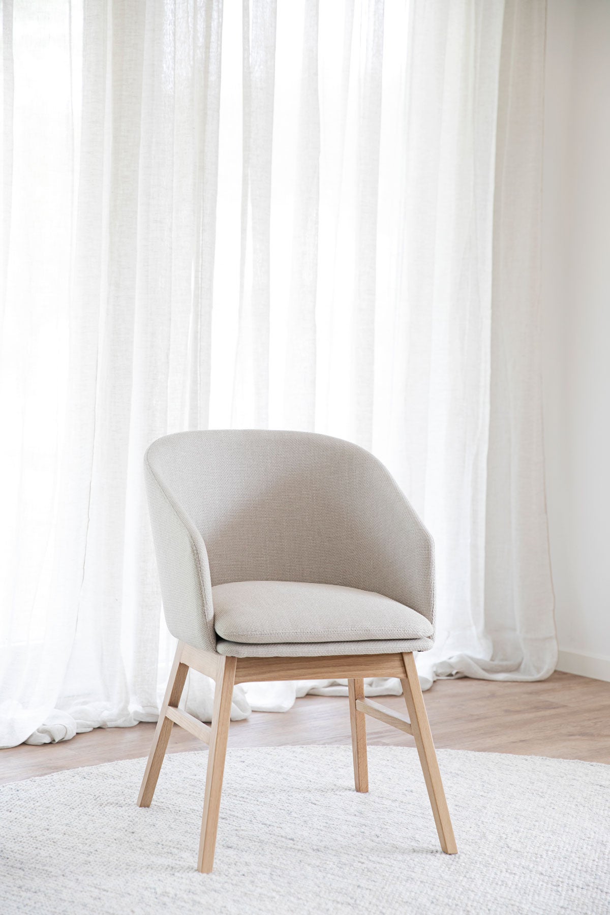 Windham-Karmstol-Beige-Ek-Miljo